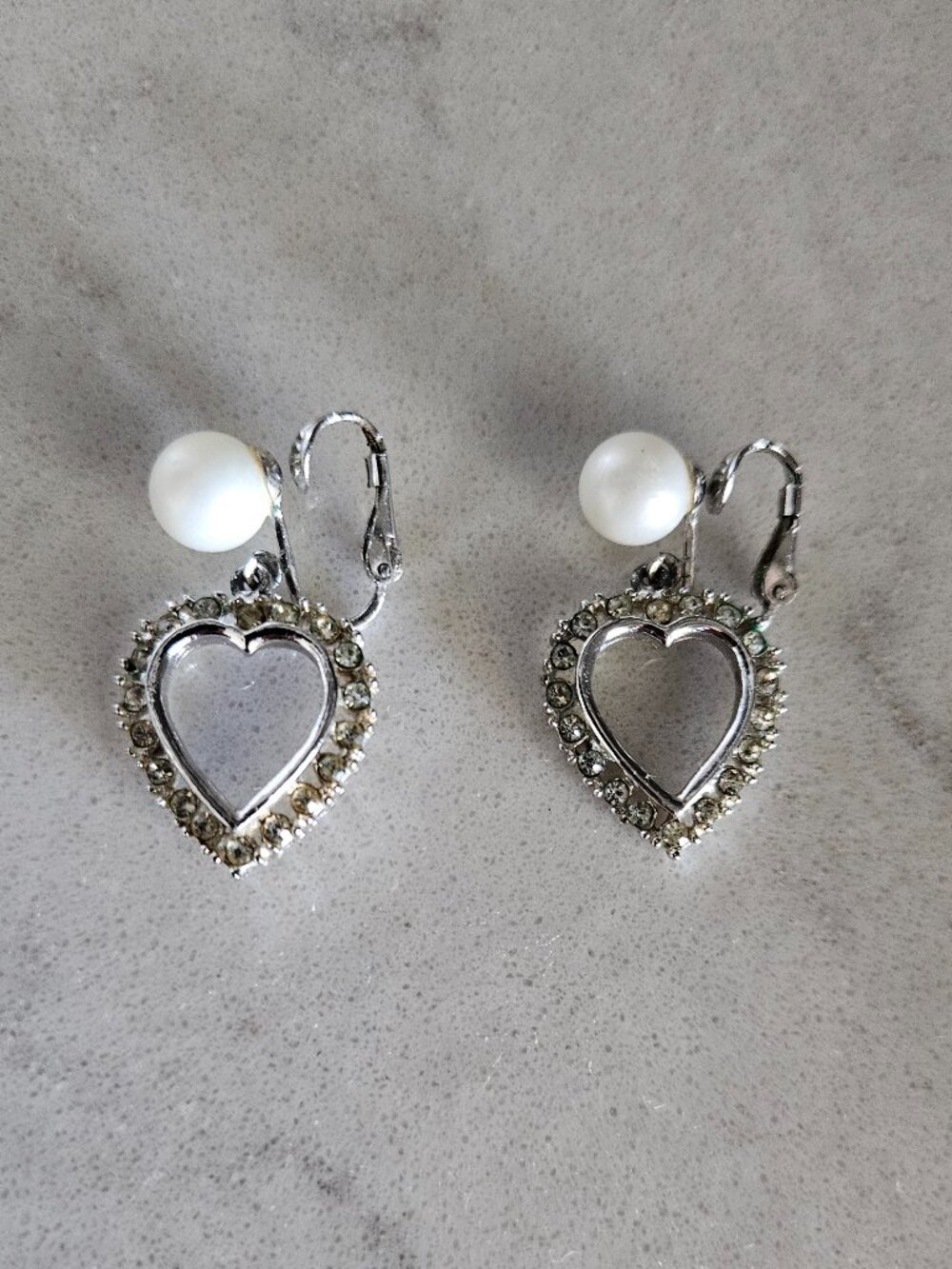 RARE & VINTAGE PAIR OF MARVELLA PEARL & RHINESTONE HEART DANGLE CLIP-ON EARRINGS